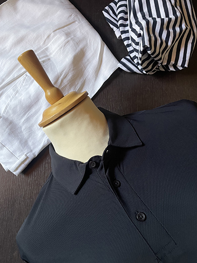 All-in-one: Polo Performance Blu Notte e Pantalone Bianco