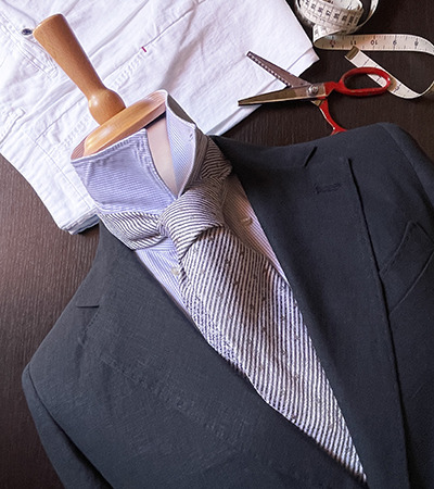 Lo Spezza-Lino: Giacca Blu e Pantalone Bianco misto Lino